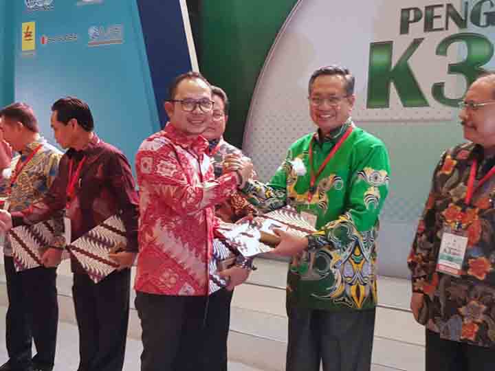 Gubernur Ridho Ficardo Terima Penghargan sebagai Pembina K3 Terbaik