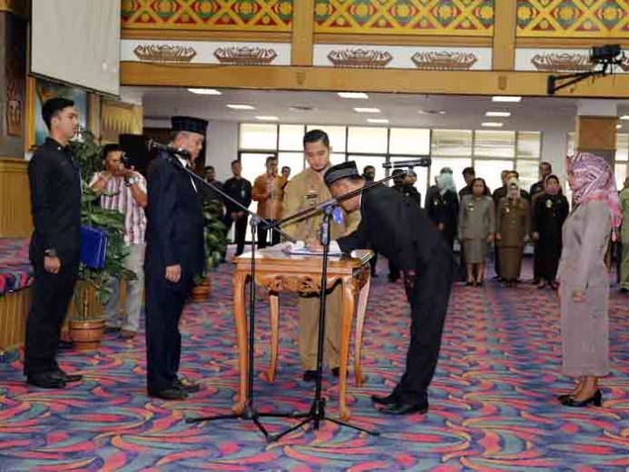 Wagub Bachtiar Basri Lantik 127 Pejabat Administrasi dan Pengawas