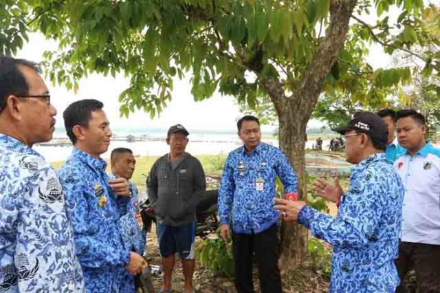 Bupati Lampura Mengecek Kasus Berton-ton Ikan Mati di Waduk Way Rarem