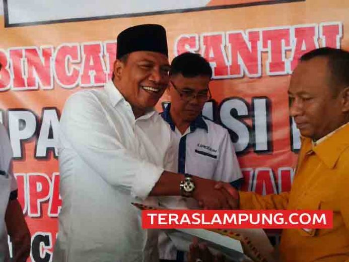 Pilbup Lampura, Aprozi Alam Serahkan Berkas Pencalonan ke Partai Hanura