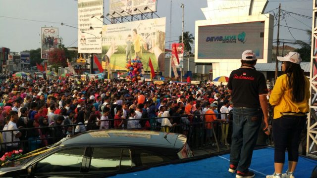 Suara dan Goyang Dewi Persik ‘Hipnotis’ Puluhan Ribu Peserta Jalan Sehat Bersama Arinal
