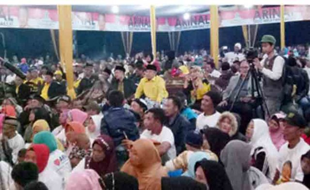 Arinal Sapa Warga Lambar, Ribuan Warga Sekincau Antusias Saksikan Pentas Wayang Kulit