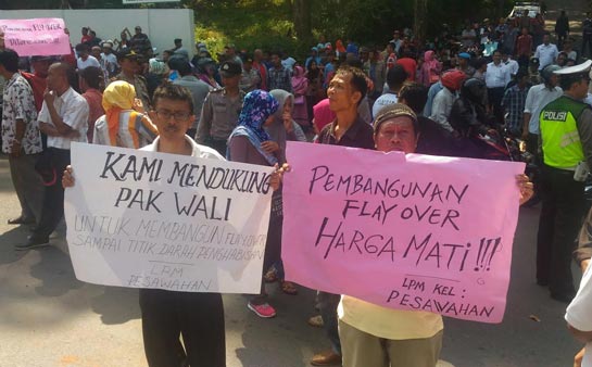 Ratusan Warga Bandarlampung Tolak Penghentian Pembangunan Fly-over