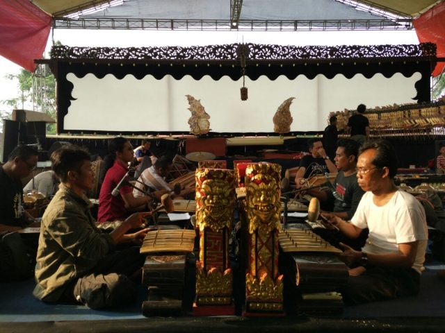 Ensembel Gamelan Eksentrik di Bawah Sinar Matahari Sore di Lapangan Mulyojati