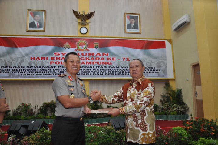 Hari Bhayangkara, Pemrov Serahkan SK Hibah Tanah dan Bantuan Mobil