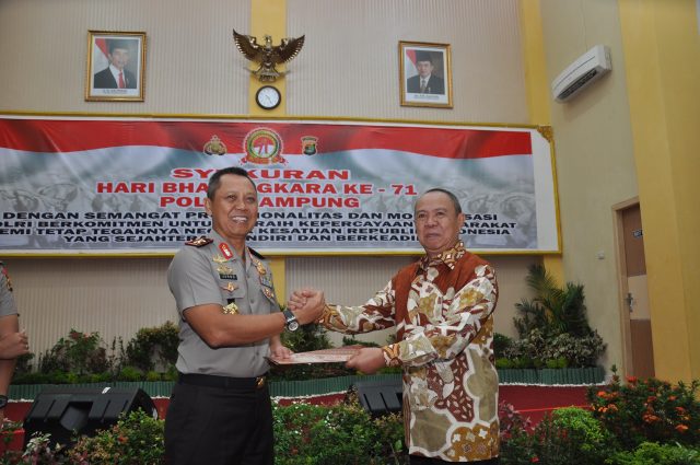 Hari Bhayangkara, Pemrov Serahkan SK Hibah Tanah dan Bantuan Mobil