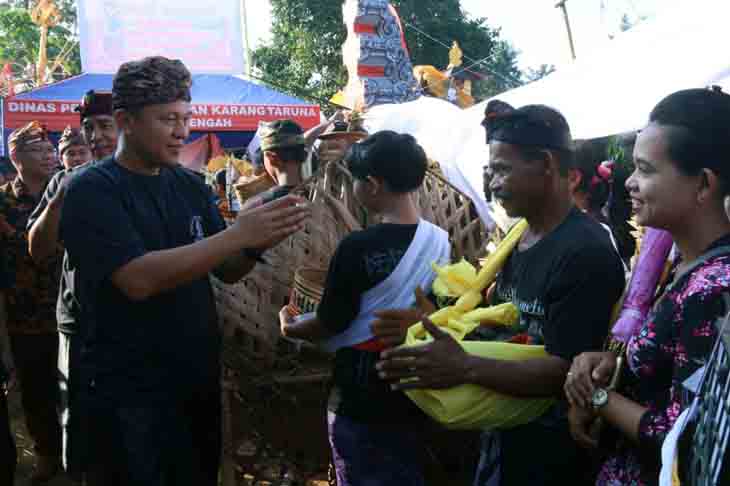 Bupati Mustafa Hadiri Upacara Ngaben Massal di Banjarratu