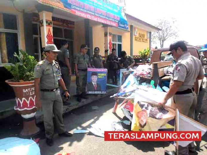 Rusak Keindahan Kota, Satpol PP Lampura Copot Ratusan Spanduk dan Banner