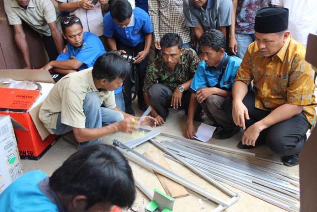 Penerapan Program KECE, Puluhan Pemuda Berlatih Membuat Mebel