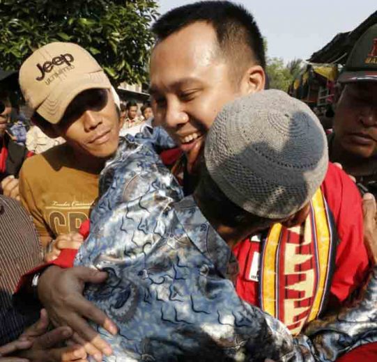 Bangun Jembatan Gantung, Gubernur Ridho Hubungkan Dua Desa Ini Setelah 65 Tahun Terpisah