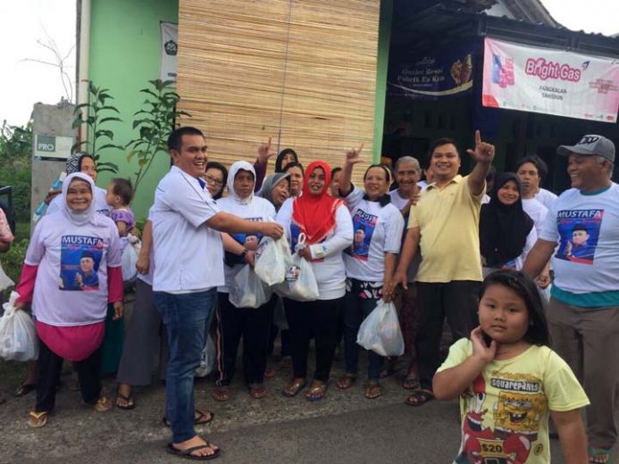 Kenalkan Mustafa, Liga Mahasiswa Nasdem Serahkan Bantuan Sembako