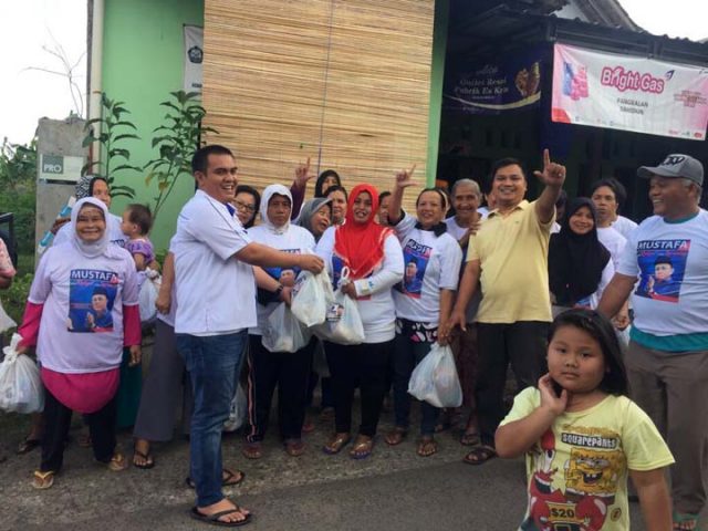 Kenalkan Mustafa, Liga Mahasiswa Nasdem Serahkan Bantuan Sembako