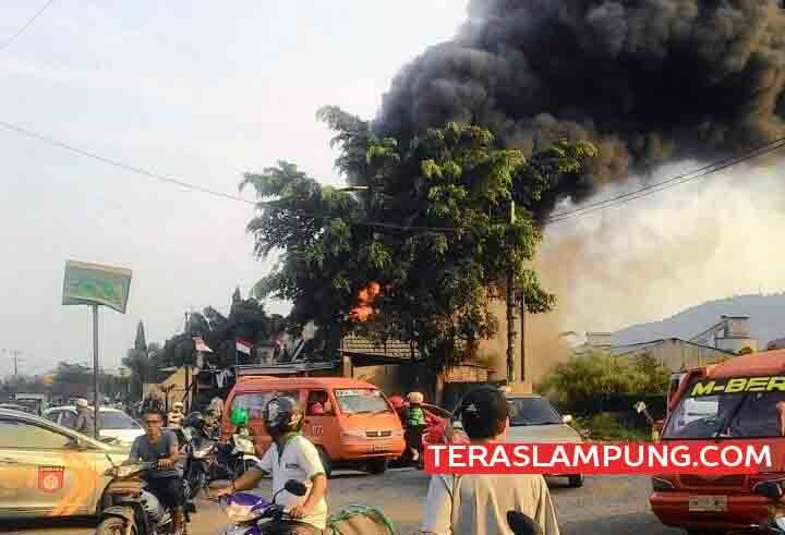 Bengkel Mobil di Yos Sudarso Panjang Ludes Dilalap Si Jago Merah