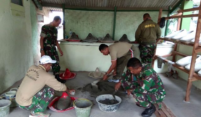 Anggota Koramil Sidomulyo Buat 75 Jamban Sehat di Tiga Kecamatan