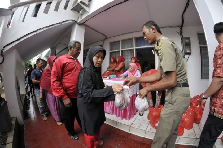 LKKS Bagikan Daging kepada 800 Petugas Kebersihan di Kota Bandarlampung