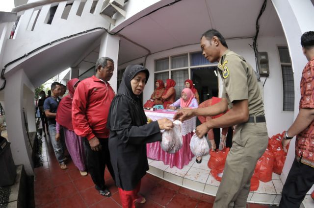 LKKS Bagikan Daging kepada 800 Petugas Kebersihan di Kota Bandarlampung