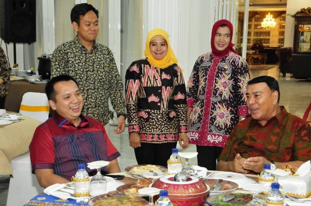 Silaturahmi di Mahan Agung, Sjachroedin Z.P. dan Gubernur Ridho Ngobrol Santai