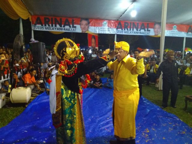 Sosialisasi Cagub di Balinuraga: Wah, Arinal Djunaidi pun Turut Menari Topeng Bali