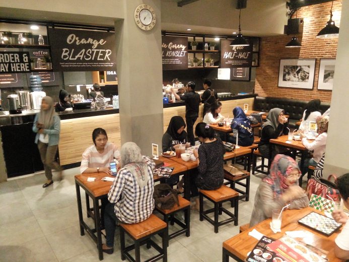 Warunk Upnormal, Tempat Nongkrong Baru Anak Muda di Bandarlampung