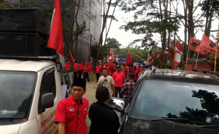 Ratusan Kader PDIP Gelar Aksi Tolak Sudin sebagai Ketua PDIP Lampung