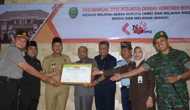 Bupati Mustafa Serahkan Sertifikat Hibah Tanah PN Gunungsugih