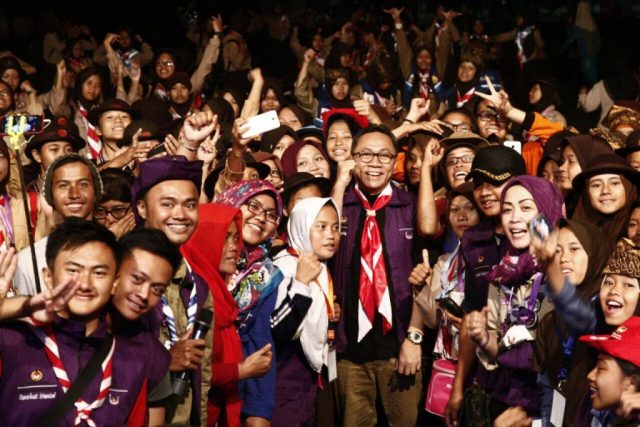 Ketua MPR RI Bagi-bagi Hadiah kepada Peserta Raimuna