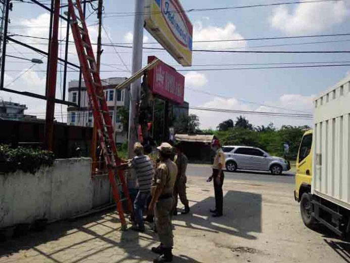 BPPRD Lampung Tengah Gelar Operasi Penertiban Reklame