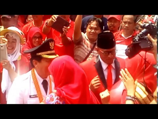 Kereeeen! Walikota Herman HN dan Eva Dwiana Juara Goyang Dumang