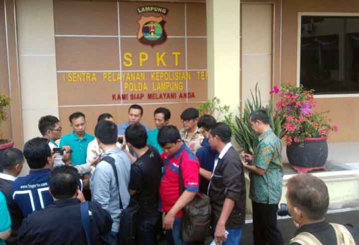 Puluhan Wartawan Laporkan Kapolres Way Kanan ke Propam Polda Lampung