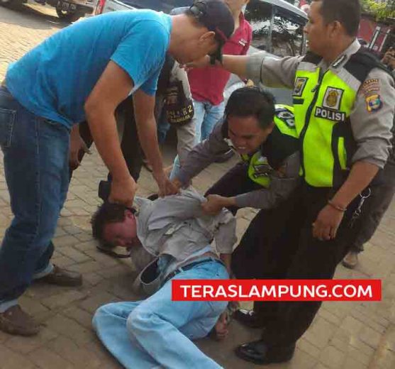 Bacok dan Todong Korban Pakai Senjata Api, Wartawan dan Anggota LSM Ini Dibekuk Polisi
