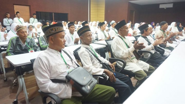 Bupati Mustafa Lepas 100 Peserta Wisata Rohani Menuju Makam Walisongo