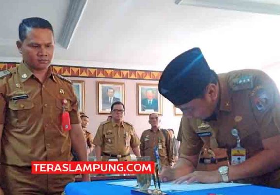 Bupati Lampura dan Panwaslu Tanda Tangani NPHD