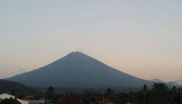 Aman dari Dampak Gunung Agung, Gubernur Bali akan Segera Pulangkan 75 Ribu Pengungsi