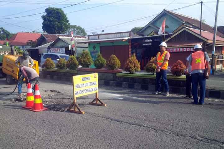 Kucurkan Dana Rp 3 Miliar, Pemprov Lampung Perbaiki Jalan Sanggi di Tanggamus