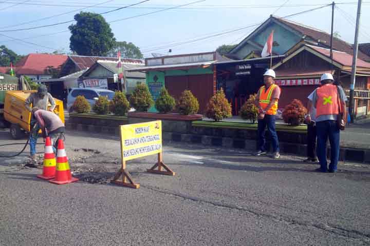 Kucurkan Dana Rp 3 Miliar, Pemprov Lampung Perbaiki Jalan Sanggi di Tanggamus