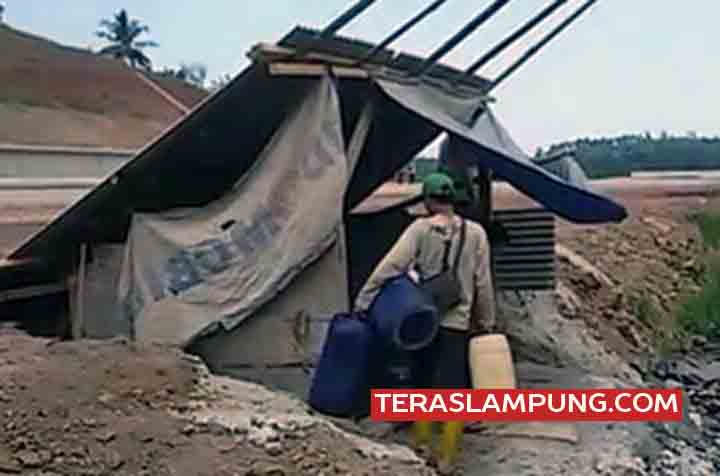 Kekeringan, Warga Desa Hatta Gunakan Air di Lokasi Proyek Jalan Tol Trans Sumatera