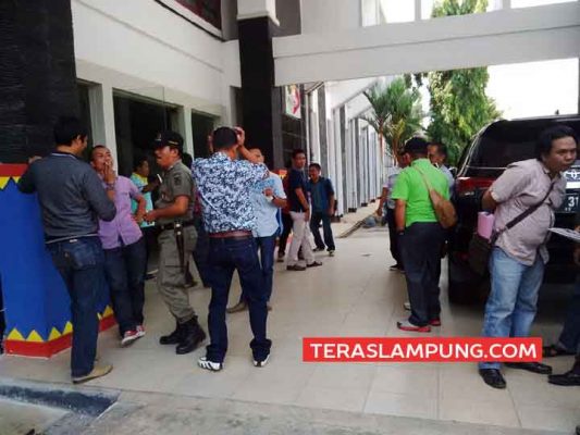 Merasa Dipermainkan, Puluhan Kontraktor Kembali Demo di Pemkab Lampura