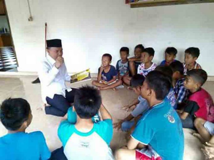 Tumbuhkan Minat Baca, Anggota DPRD Lampung Ini Sulap Teras Rumahnya Jadi “Teras Baca”