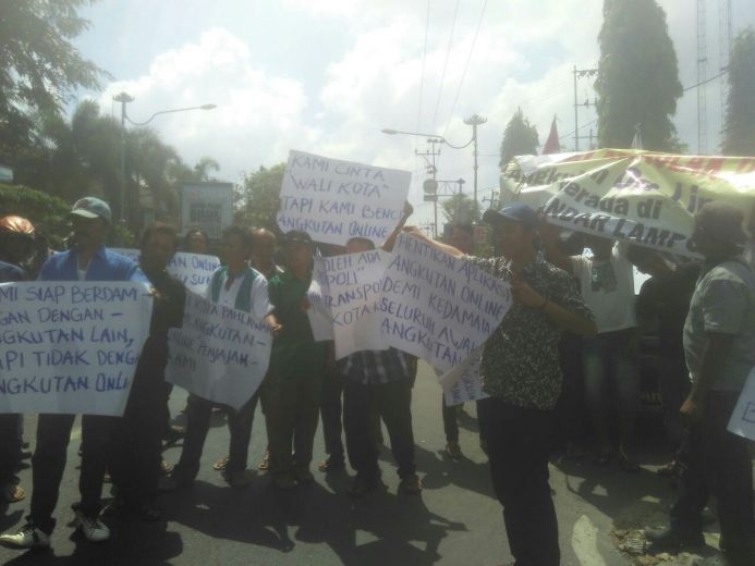 Tolak Gojek dan Grab Car, Ratusan Sopir dan Pemilik Angkot Gelar Unjuk Rasa di Pemkot Bandarlampung