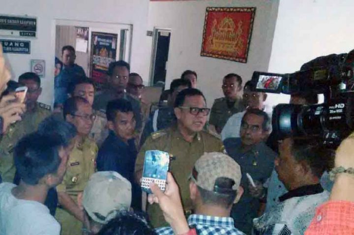 Sekkab Lampura Pastikan Uang Proyek Tahap I dan II Segera Dicairkan