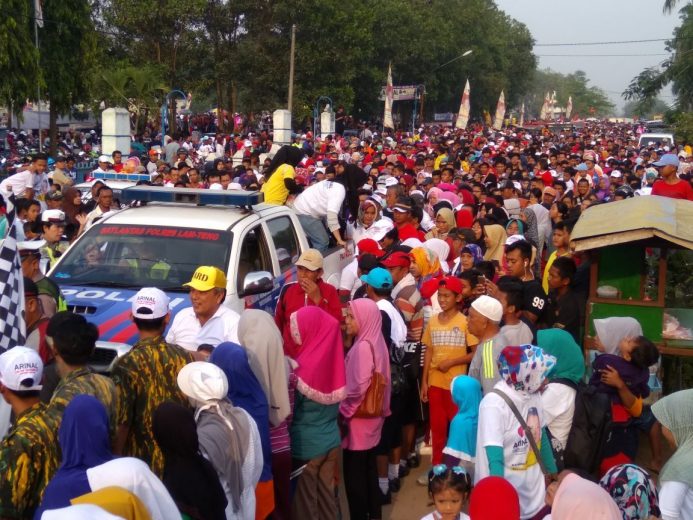 Ribuan Warga Poncowati – Terbanggi Besar Antusias Ikut Jalan Sehat Bersama Arinal Djunaidi