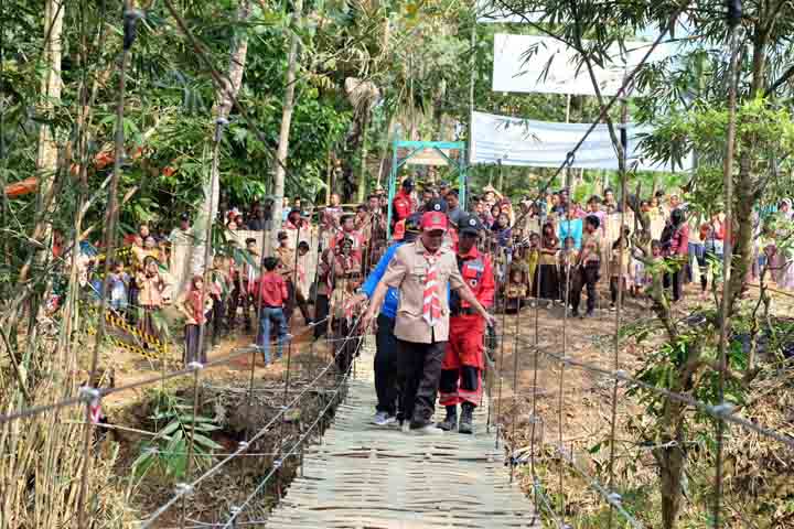 VRI Lampung dan Pramuka Peduli Bangun Jembatan Gantung di Umbul Kadu Lampung Selatan