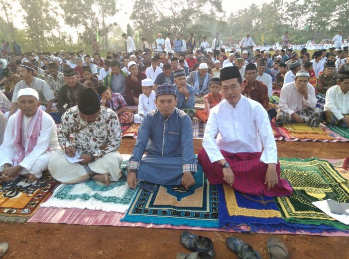 Cabup Tanggamus Joko Santoso Bagikan Daging Kurban di Air Naningan