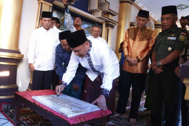 Usai Shalat Idul Adha, Bupati Mustafa Resmikan Masjid di Kampung Sukajawa
