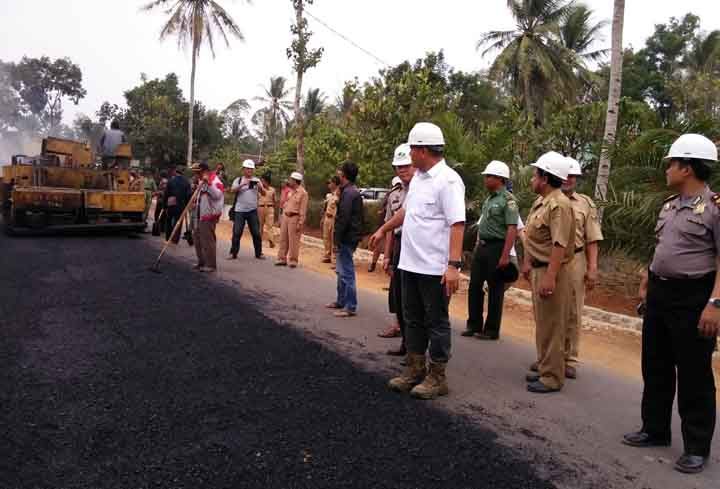 Jalan Rusak di Kecamatan Seputihagung Mulai Dihotmix