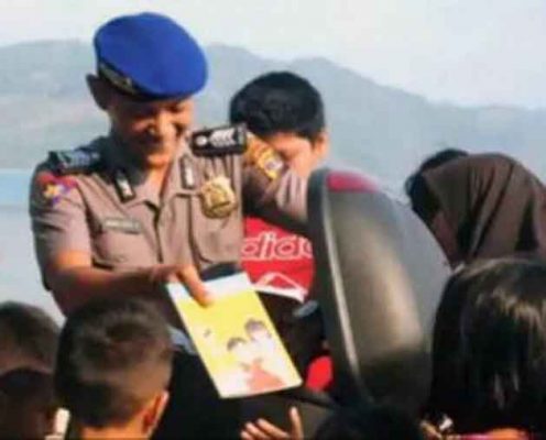 Tularkan “Virus Hobi Baca”, Anggota Polair Lamsel Ini Bawa Buku Bacaan Anak Saat Patroli