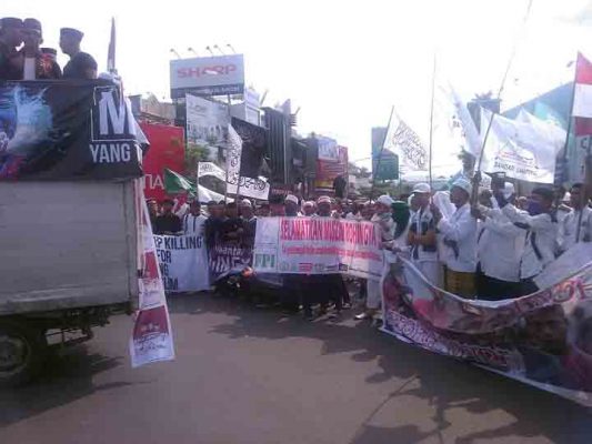 Aksi di Bundaran Tugu Adipura, Ribuan Anggota GNPMR Serukan Selamatkan Muslim Rohingnya