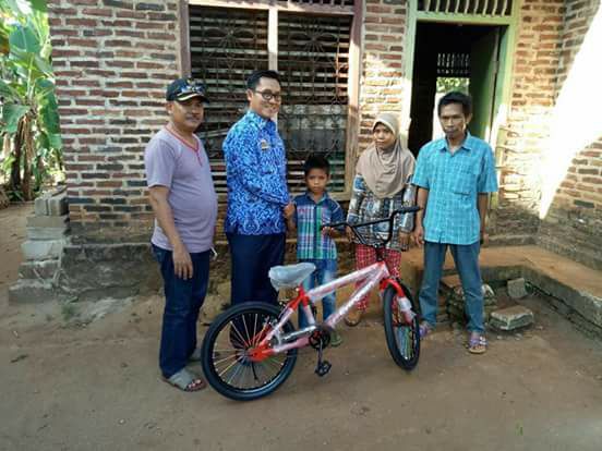 Bupati Chusnunia Berikan Hadiah Sepeda Baru untuk Pejuang Literasi Cilik “BMX Pustaka”