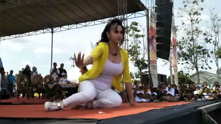 Dewi Persik Goyang Ribuan Peserta Jalan Sehat Bersama Arinal di Lamtim