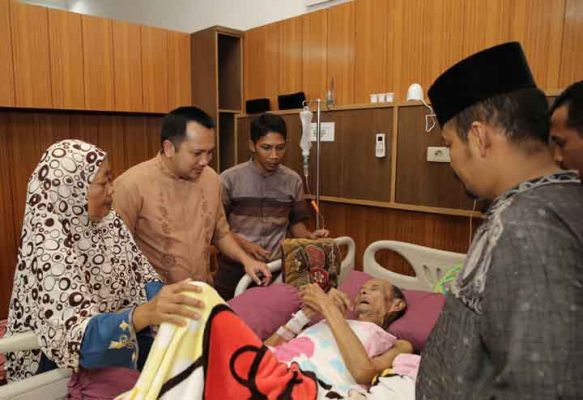 Gubernur Ridho Ficardo Jenguk dan Doakan K.H. Ahmad Sodiq